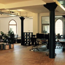 Offenes Loft-Büro mit Gusssäulen